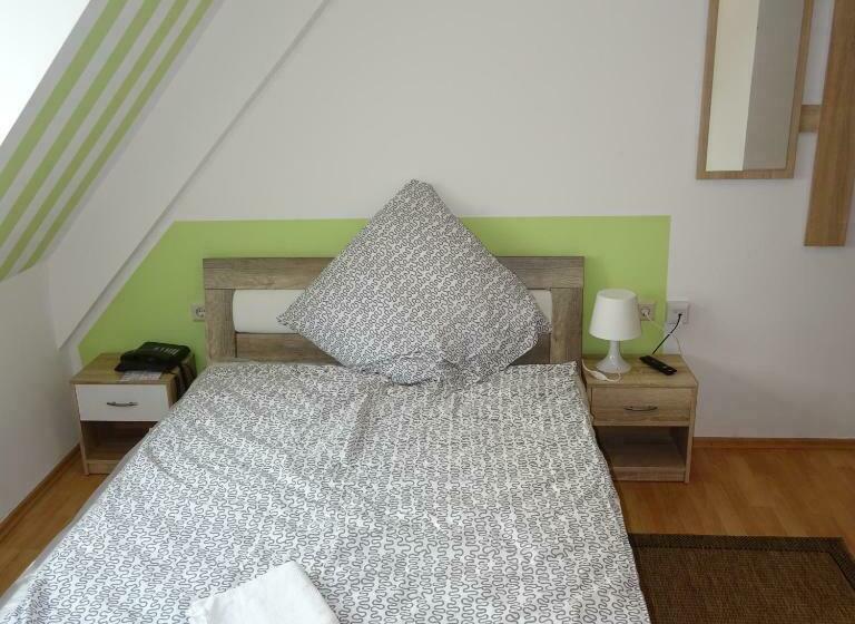 シングルデラックスルーム, Einstein