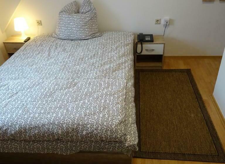 シングルデラックスルーム, Einstein