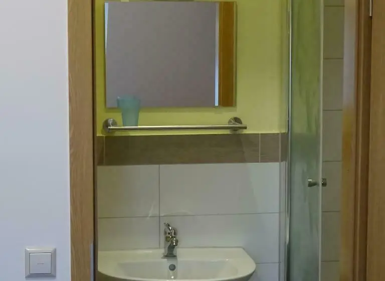 Quarto Estandar Individual, Einstein