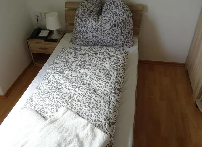 Quarto Estandar Individual, Einstein