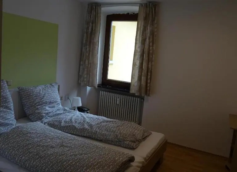 Quarto Estandar, Einstein