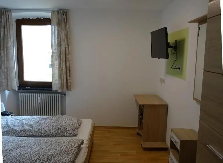 Quarto Estandar, Einstein