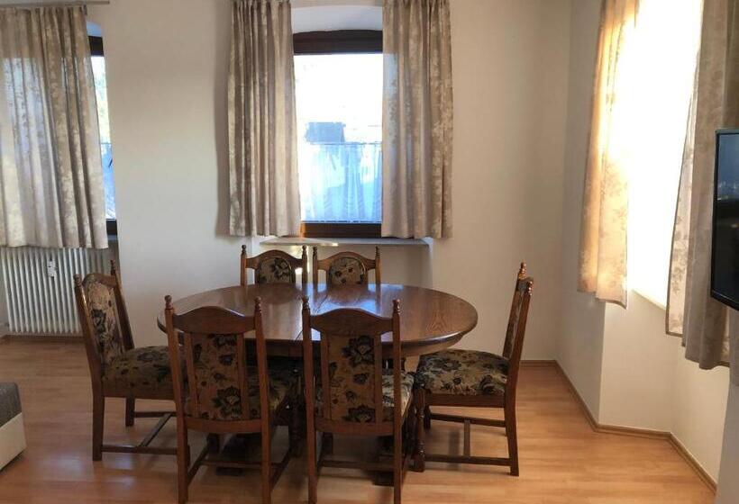 ２ベッドルームアパートメント, Einstein