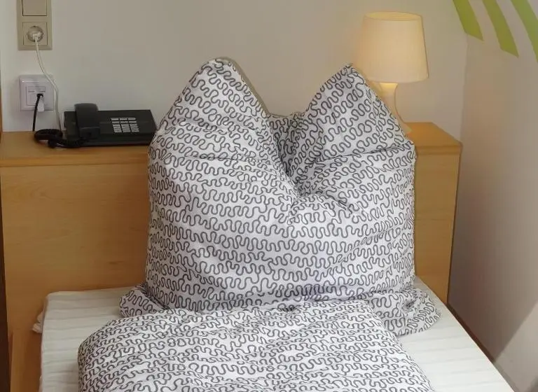 Quarto Triplo Estandar, Einstein
