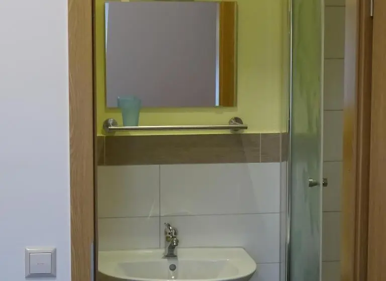 Quarto Triplo Estandar, Einstein