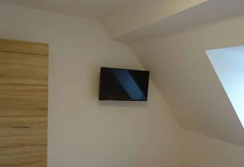 Quarto Estandar Individual, Einstein
