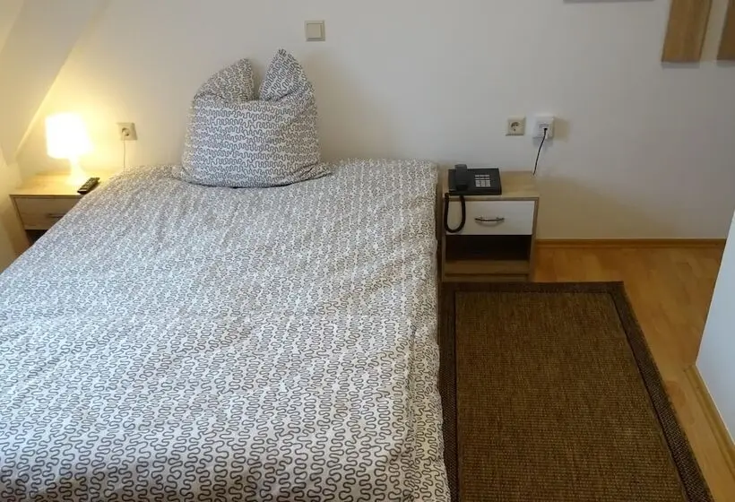 Quarto Estandar Individual, Einstein