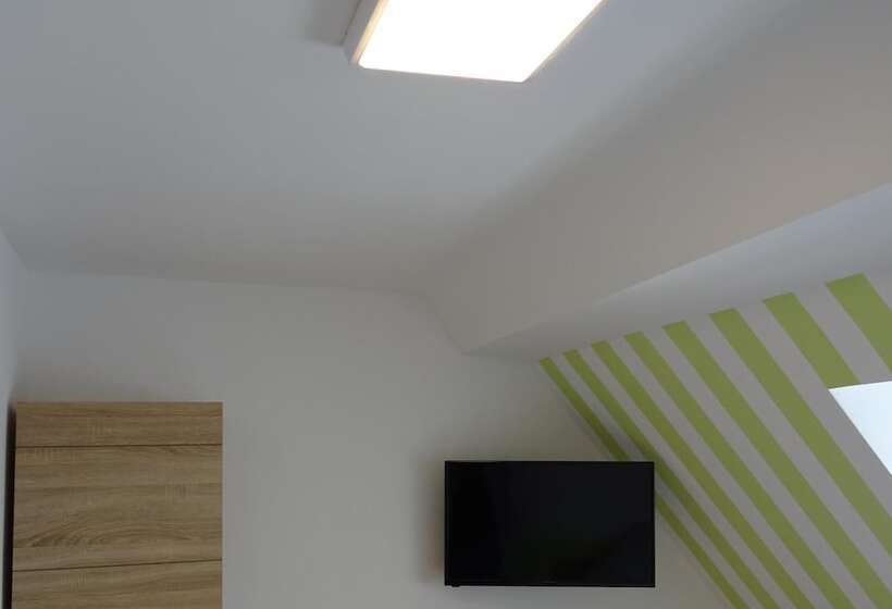 シングルデラックスルーム, Einstein