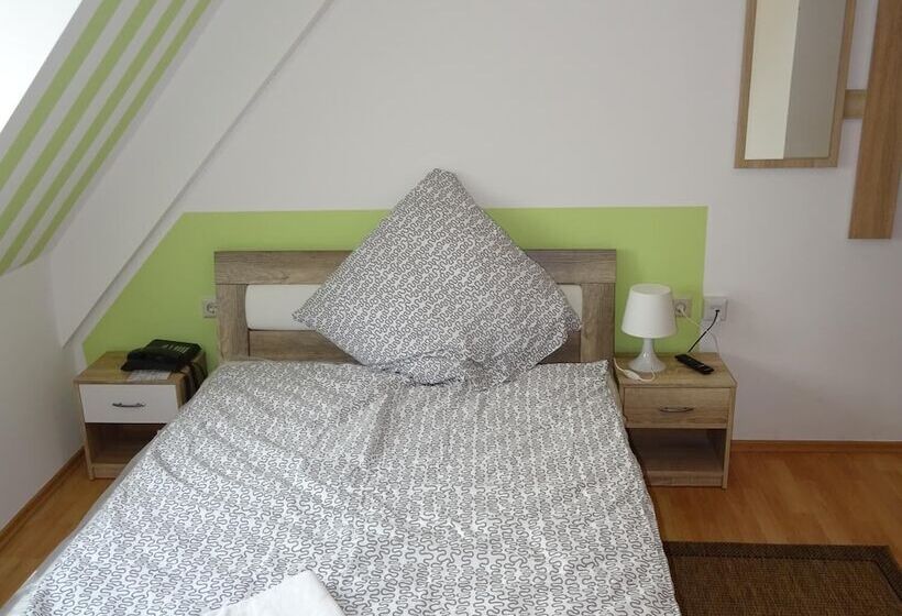 シングルデラックスルーム, Einstein