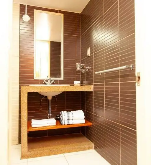 スタンダードトリプルルーム, Holiday Suites