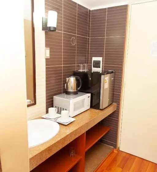 キングサイズベッドのスタンダードルーム, Holiday Suites