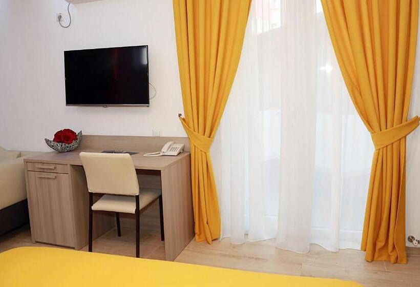 اتاق لوکس با وان آب گرم, Parliament Square