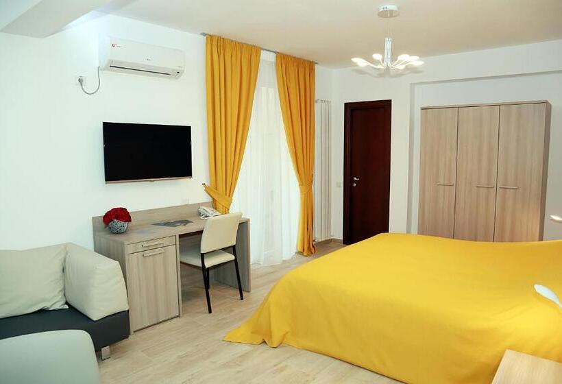 اتاق لوکس با وان آب گرم, Parliament Square