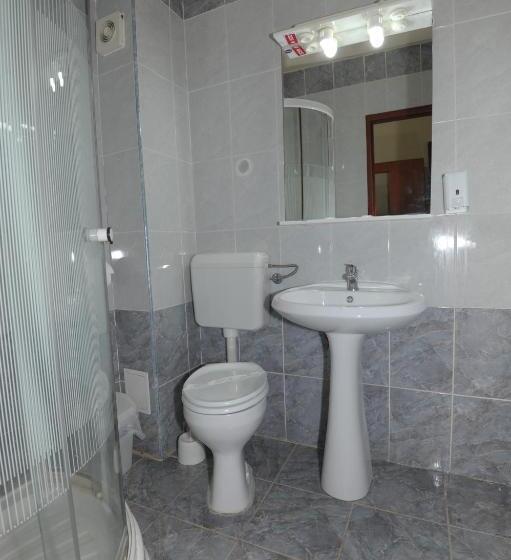 标准工作室带阳台, Pin Azuga