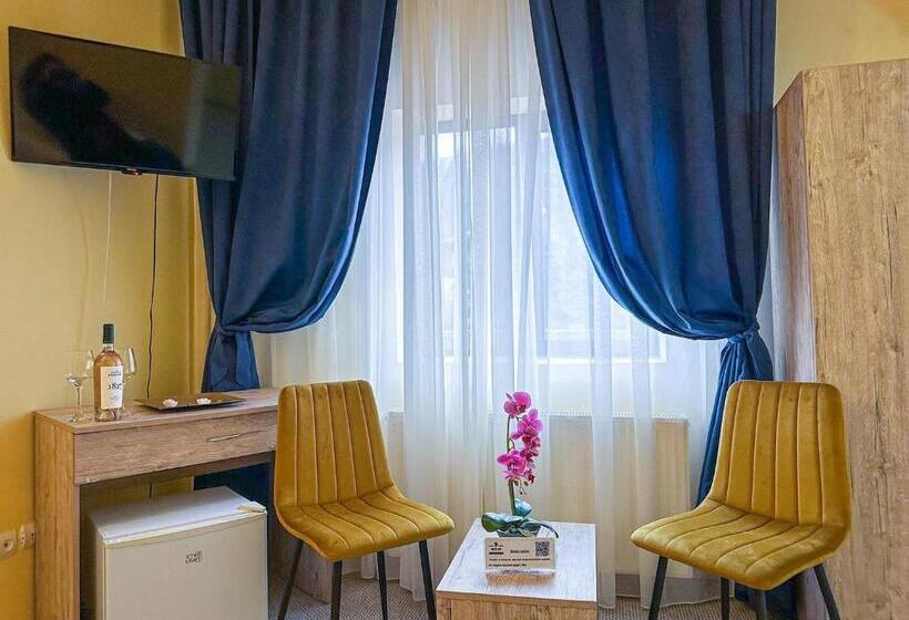 标准工作室带阳台, Pin Azuga