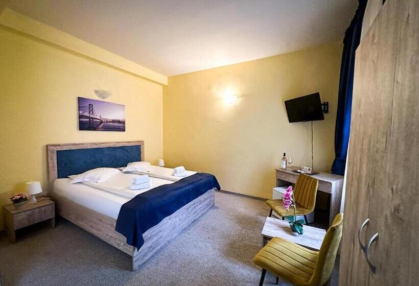 标准工作室带阳台, Pin Azuga