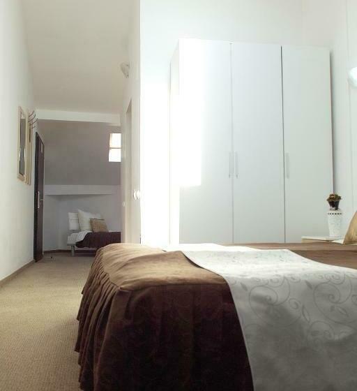 חדר קלאסי לשלושה, Rhc Royal