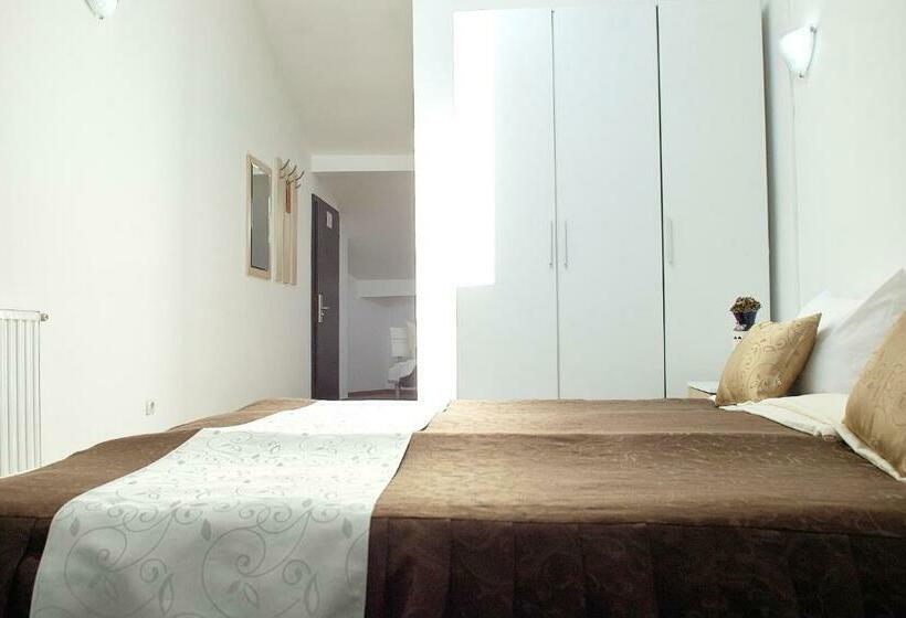 חדר קלאסי לשלושה, Rhc Royal