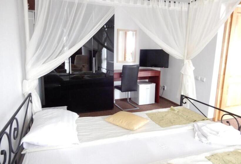 דירת חדר, Rhc Royal