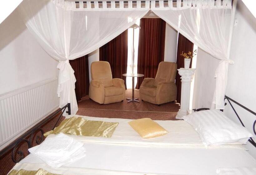 דירת חדר, Rhc Royal