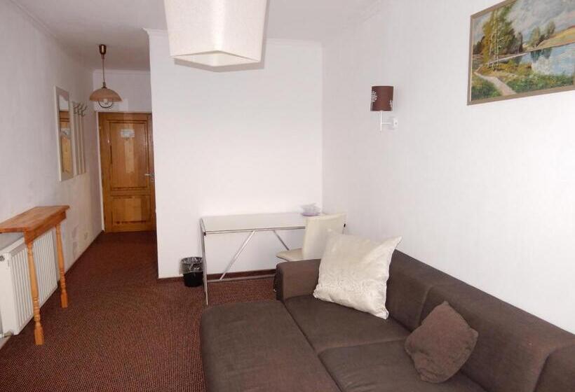 דירת חדר, Rhc Royal