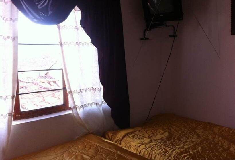 标准三人间, Arrieros Hostal