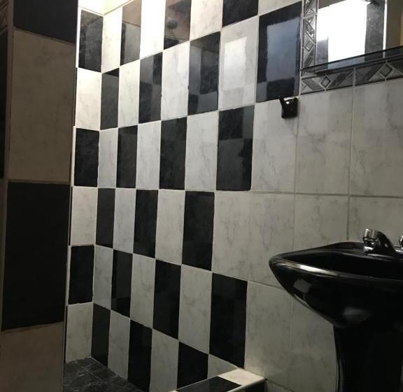 חדר סטנדרט לשלושה, Jo´s Place