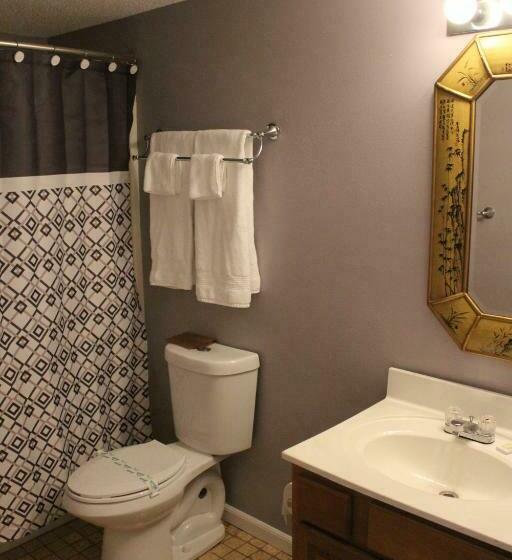 اتاق لوکس با تخت بزرگ, Brydan Suites