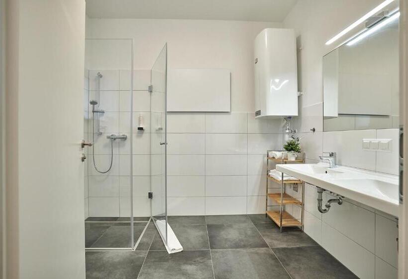 1 Bedroom Apartment Lake View, Haus Am See Stubenberg