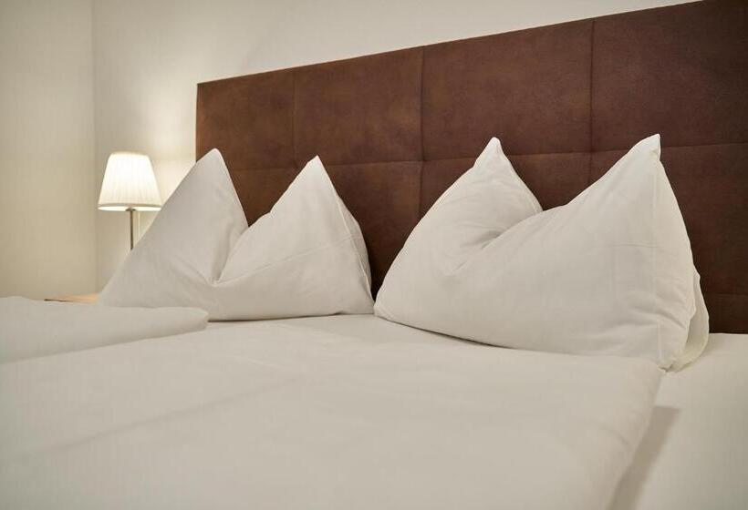 1 Bedroom Apartment Lake View, Haus Am See Stubenberg