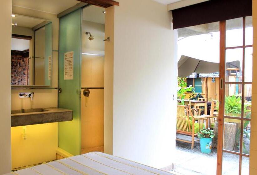 اتاق استاندارد, Banana S Adventure Hostel