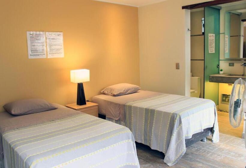 اتاق استاندارد, Banana S Adventure Hostel