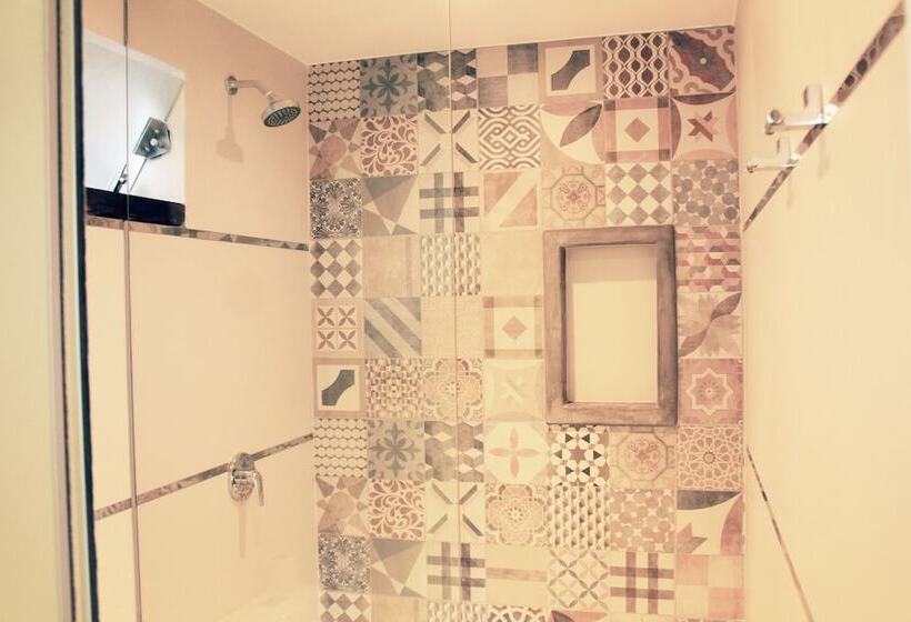 تختخواب در اتاق مشترک, Banana S Adventure Hostel