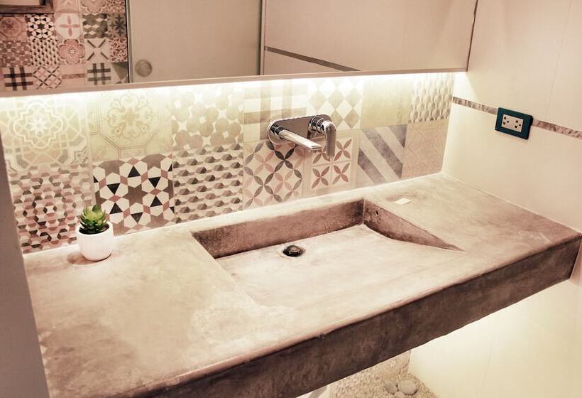 تختخواب در اتاق مشترک, Banana S Adventure Hostel