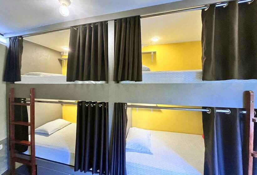 تختخواب در اتاق مشترک, Banana S Adventure Hostel