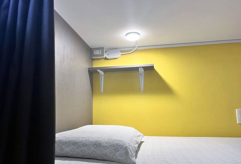 تختخواب در اتاق مشترک, Banana S Adventure Hostel