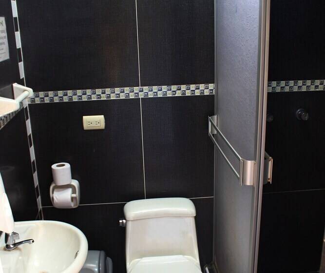 تختخواب در اتاق مشترک, Banana S Adventure Hostel