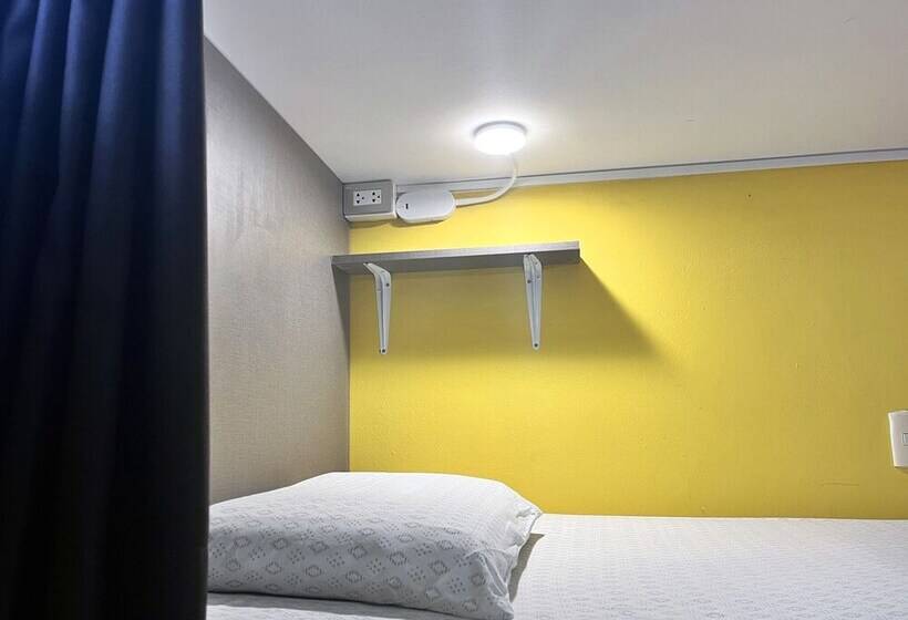 تختخواب در اتاق مشترک, Banana S Adventure Hostel