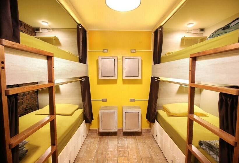 سرير فى غرفة مشتركه, Banana S Adventure Hostel