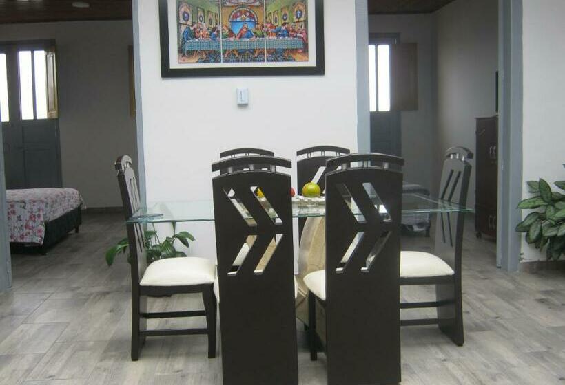 اتاق استاندارد, Angie`s House