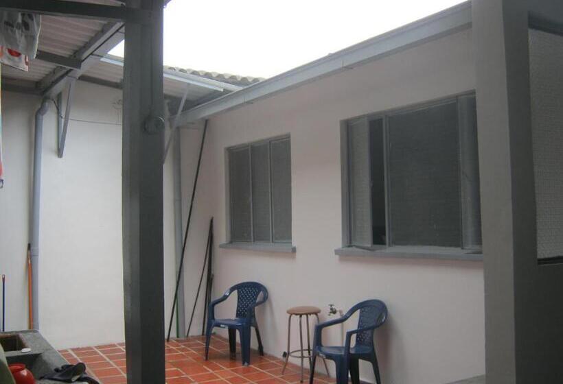 اتاق استاندارد سه نفره, Angie`s House