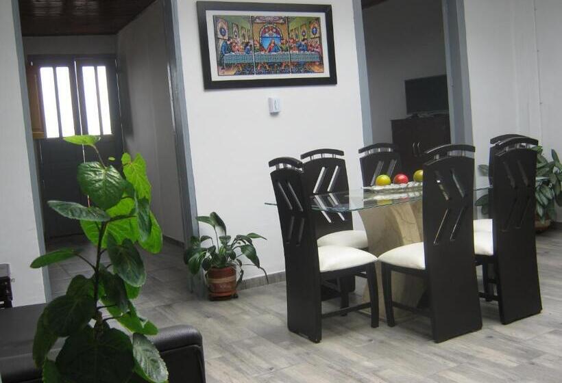 اتاق استاندارد سه نفره, Angie`s House