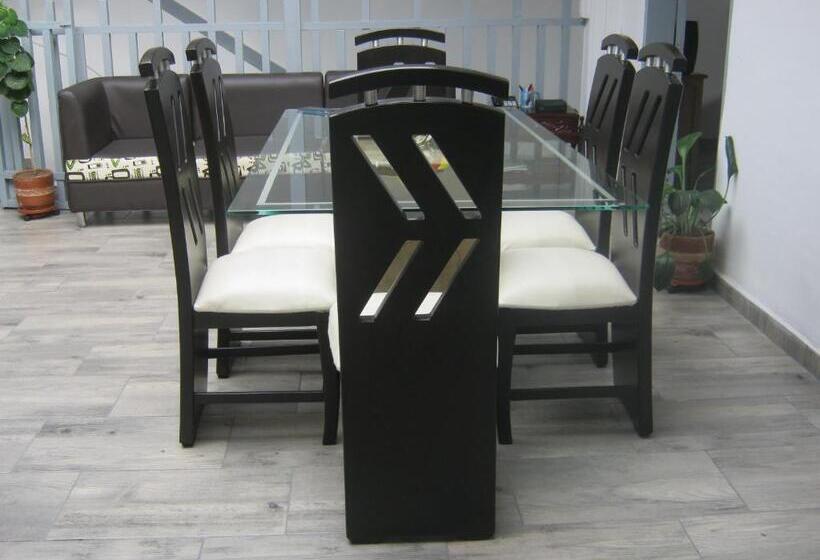 اتاق استاندارد سه نفره, Angie`s House