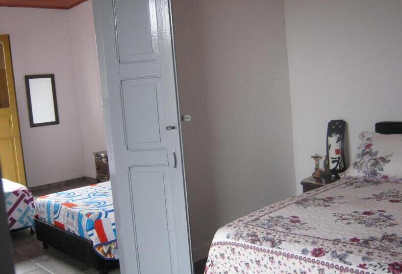 اتاق استاندارد سه نفره, Angie`s House