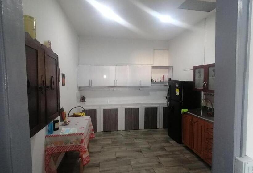 اتاق استاندارد, Angie`s House