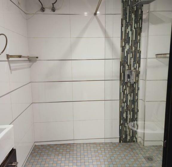 标准单人间, Atlantis 2