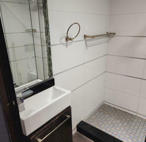 标准单人间, Atlantis 2