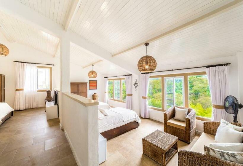 اتاق خانوادگی با چشم‌انداز کوه, Estrella Del Monte