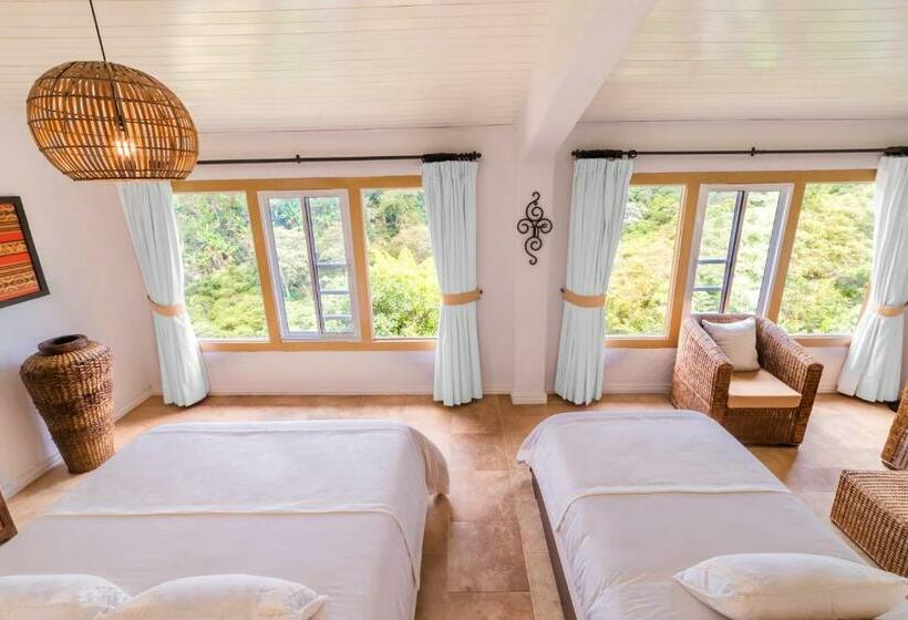 اتاق خانوادگی با چشم‌انداز کوه, Estrella Del Monte