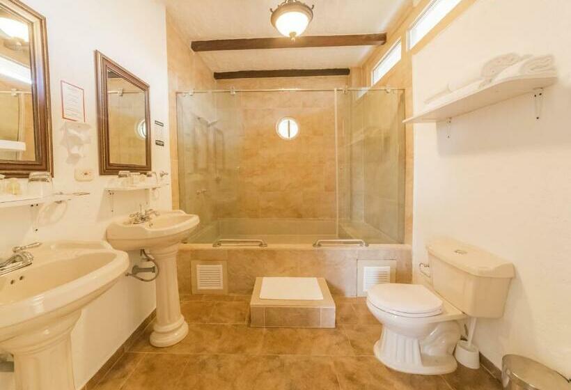 اتاق خانوادگی با چشم‌انداز کوه, Estrella Del Monte